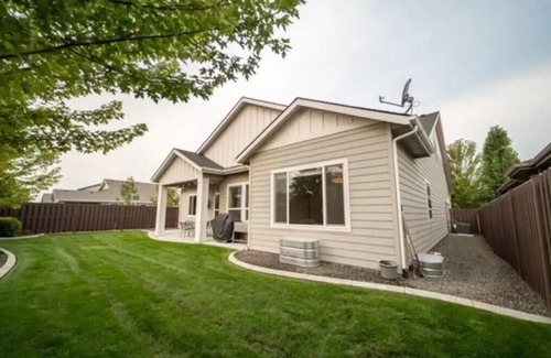Meridian House | Comfortable 4 Bedroom Farmhouse In Eagle/Meridian Idaho