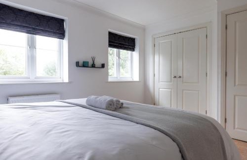 Aylesbury House | Comfortable 4-Bedroom Home in Aylesbury Ideal for Contractors Professionals or Larger Families