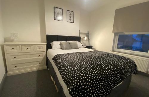 Church Gresley House | Comfortable 4-Bedroom House in Swadlincote