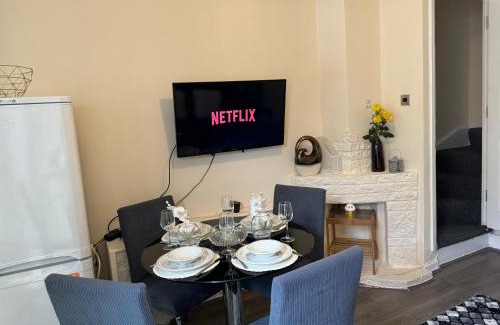 Wyken House | Comfortable 4 bedroom house, sleeps 8! Close to Coventry City Centre