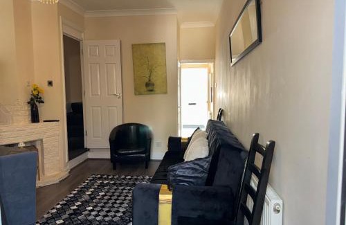 Wyken House | Comfortable 4 bedroom house, sleeps 8! Close to Coventry City Centre