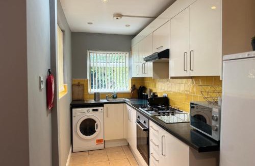 Wyken House | Comfortable 4 bedroom house, sleeps 8! Close to Coventry City Centre