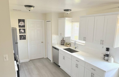 Taylor House | Comfortable 4BR Retreat Close to DTW, Hospitals & Expressways