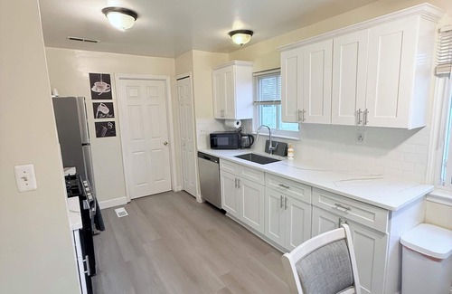 Taylor House | Comfortable 4BR Retreat Close to DTW, Hospitals & Expressways