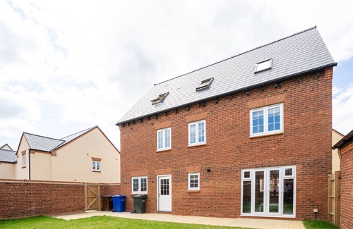 Bicester House | Comfortable 5 Bedroom Detached House With Parking