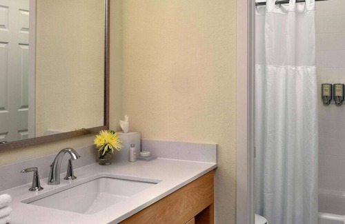 Burlington House | Comfortable Accommodation w/ Free Bfast & Parking, Kitchen, Outdoor Pool!