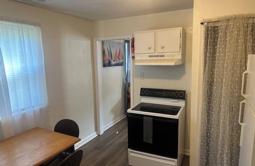 Hampton House | Comfortable & Affordable House Less Than 15 Min To Coliseum, Shopping, & Beaches