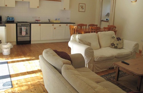 Pencader Apartment | Comfortable Airy 5-Bed Apartment in Llandysul