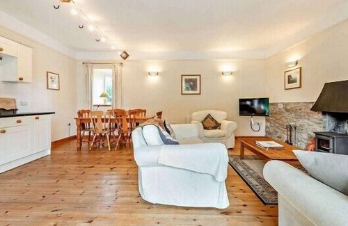 Pencader Apartment | Comfortable Airy 5-Bed Apartment in Llandysul