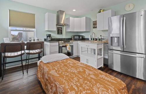 Old Town North Apartment | Comfortable and fully loaded apartment walking distance to Old Town.