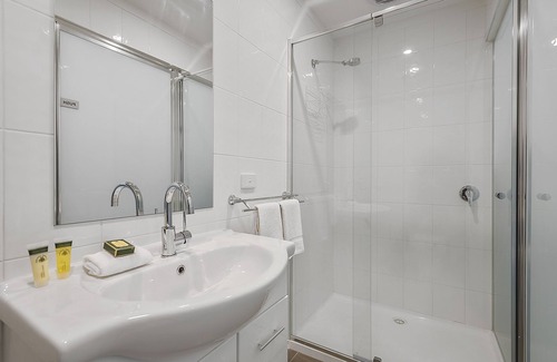 Kyneton Bed & Breakfast | Comfortable and Lovely Bodkin Cottage - Room 1