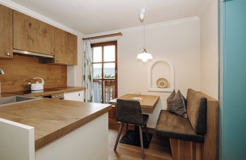 Alpendorf Apartment | Comfortable and lovingly furnished apartment with a sunny balcony.