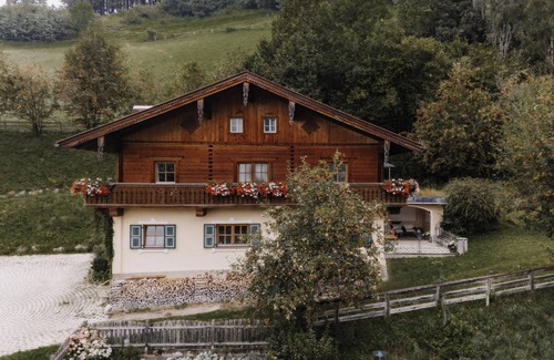 Alpendorf Apartment | Comfortable and lovingly furnished apartment with a sunny balcony.