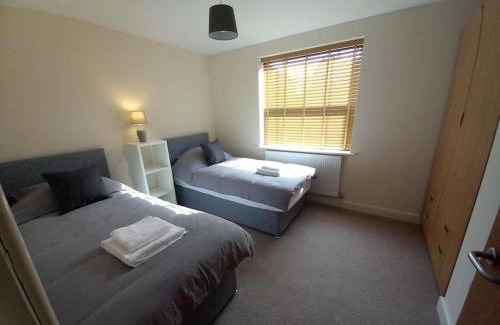 Beeston Apartment | Comfortable and spacious 2 bedrooms Free parking