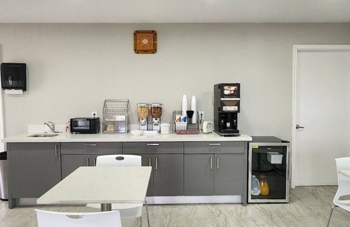 Pledger Hotel | Comfortable and Suiting Stay! Free Breakfast and Parking!
