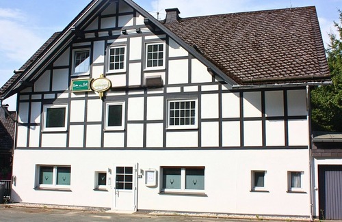 Zueschen Apartment | Comfortable and versatile room-perfect for relaxation, work and exchange