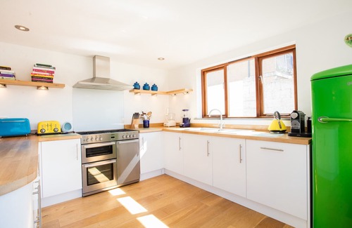 Bude House | Comfortable and well equipped 4 bedroom family home - 600m from the beach