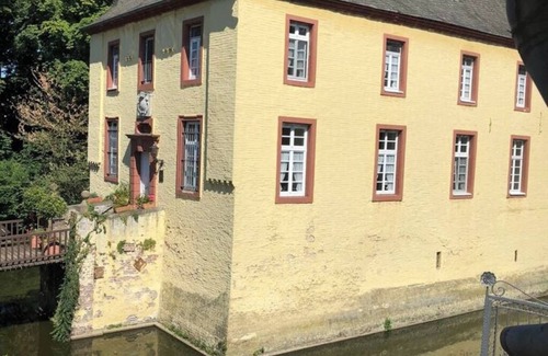 Rommerskirchen Apartment | Comfortable apartment on Wasserburg Anstel riding stables