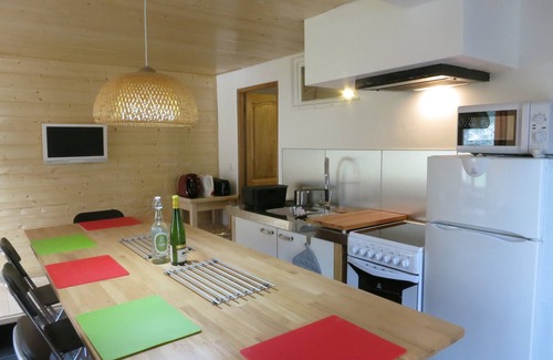 Les Vigneaux Apartment | Comfortable apartment in wooden chalet, private parking, superb view.