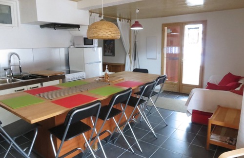 Les Vigneaux Apartment | Comfortable apartment in wooden chalet, private parking, superb view.