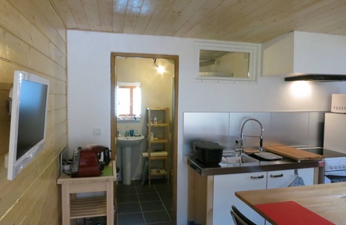 Les Vigneaux Apartment | Comfortable apartment in wooden chalet, private parking, superb view.