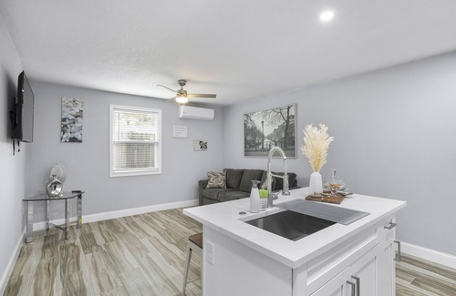 North Forest Hills Villa | COMFORTABLE apartment close to Bush GARDEN, 15min DOWNTOWN TAMPA