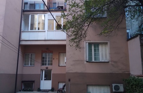 Vracar Apartment | Comfortable apartment in delightful Beograd with WiFi, AC