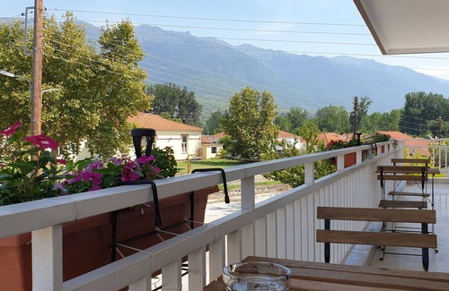 Livadhia House | Comfortable Apartment with mountain view