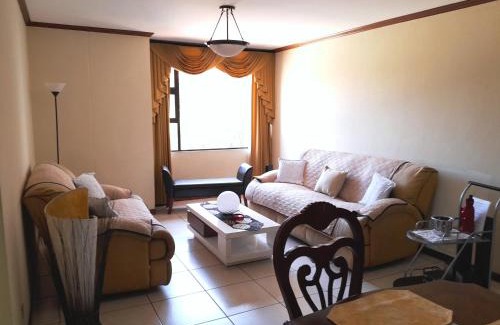 Zona 10 Apartment | Comfortable Apartment with Free Parking