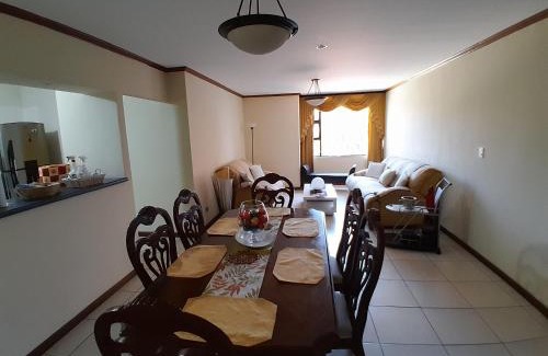 Zona 10 Apartment | Comfortable Apartment with Free Parking