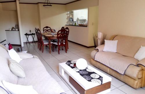 Zona 10 Apartment | Comfortable Apartment with Free Parking