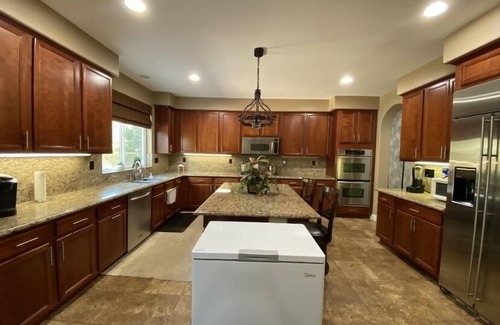 Eastvale House | Comfortable Avon on the first floor with private bathroom and office area + TV