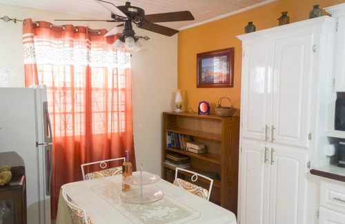 Maynards House | Comfortable beachfront cottage, full amenities, fabulous deck overlooking beach