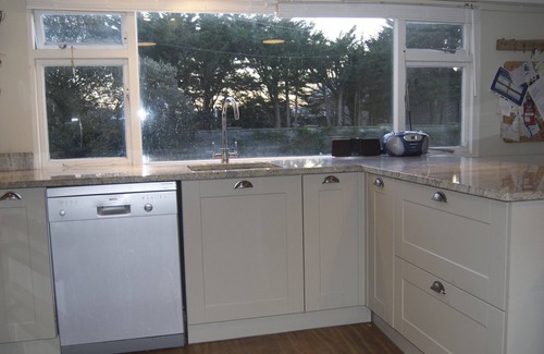 Seaview House | Comfortable Beachfront House With Large Pet & Child-Friendly South-facing Garden