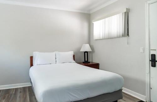 Riverview Apartment | Comfortable Brownstown Stay – Queen Bed Private Bath