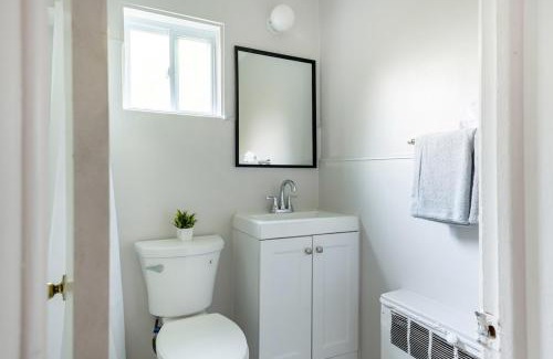 Riverview Apartment | Comfortable Brownstown Stay – Queen Bed Private Bath