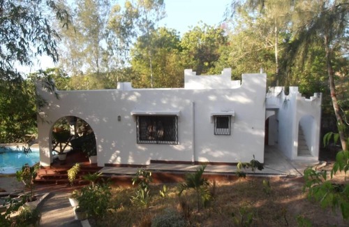 Kilifi House | Comfortable bungalow, private swimming pool,excellent cook,near the beach,canoing,boat trips,fishing, situated in a lush tropical garden,Eco-friendly environment,