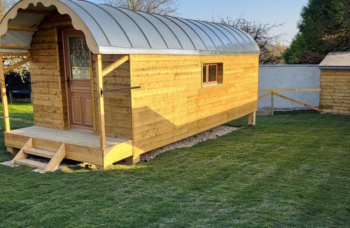 Dallon Cottage | Comfortable caravan close to town (pets welcome)