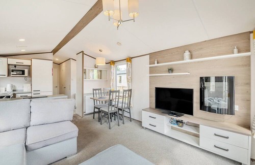 Ryther House | Comfortable caravan with one double with en suite with toilet, and one twin.