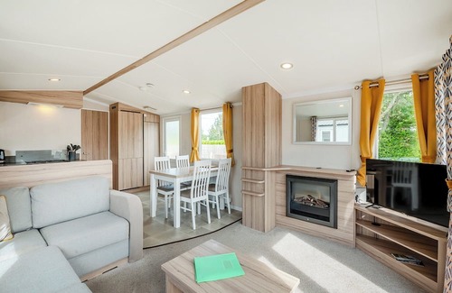 Ryther House | Comfortable caravan with one double with en suite with toilet, and one twin.