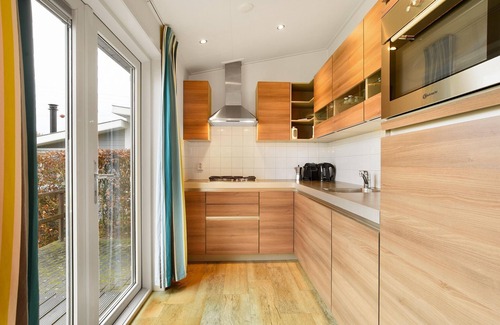 Midlaren Ski Chalet | Comfortable chalet on the water, in a park