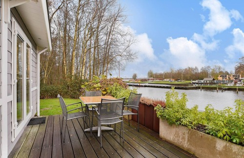 Midlaren Ski Chalet | Comfortable chalet on the water, in a park