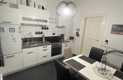 Goethestraße Apartment | Comfortable city apartment in a historic residential building