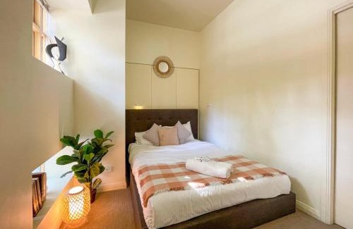 Melbourne Central Business District Apartment | Comfortable City Apartment with Free Parking