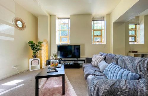 Melbourne Central Business District Apartment | Comfortable City Apartment with Free Parking