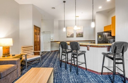 Lake Delton Condo | Comfortable Club Wyndham Glacier Canyon, 1 Bedroom Deluxe Suite