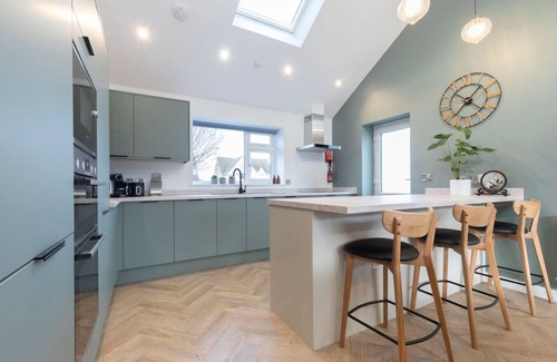 Cheltenham House | Comfortable & Contemporary 5-Bed 3 Bathroom Home