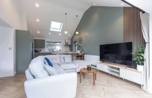 Cheltenham House | Comfortable & Contemporary 5-Bed 3 Bathroom Home