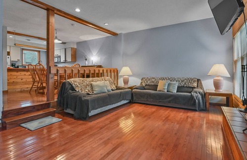 East Stroudsburg Condo | Comfortable condo with fireplace, central AC, & washer/dryer - snowbirds OK