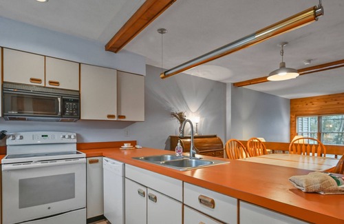 East Stroudsburg Condo | Comfortable condo with fireplace, central AC, & washer/dryer - snowbirds OK
